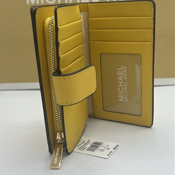 Michael Medium Crossgrain Leather Bifold Wallet
Daisy Yellow - Picture 7 of 15